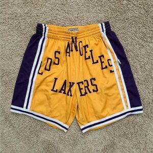 Los Angeles Lakers NBA Mitchell & Ness Hardwood Classics Shorts Men’s Size XL